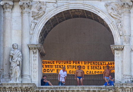 Lavoratori in mutande sul Maschio Angioino di Napoli