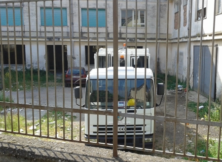 Camion dei rifiuti sul retro dell'edificio scolastico Nicola Pecorelli.