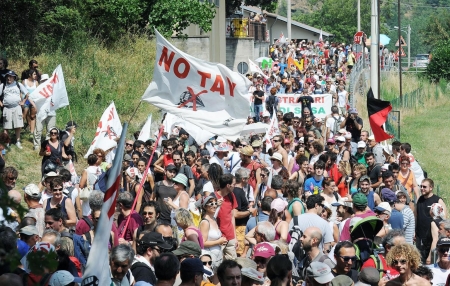 Una marcia dei NO TAV da Giaglione a Chiomonte, Torino, 27 luglio 2013. ANSA/ALESSANDRO DI MARCO